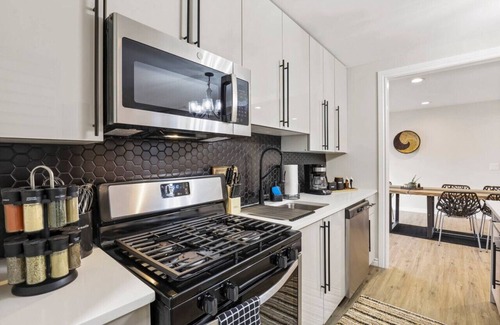 Fox Valley House | Modern Tranquil Boho Getaway in Glen Ellyn