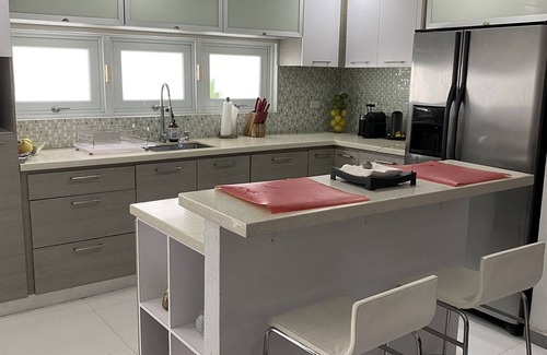 Cangrejo Arriba Apartment | Modern Two-Bedroom Apartment near SJU Airport & Isla Verde Beaches