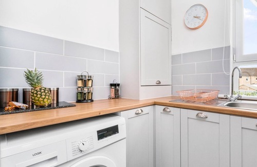 Motherwell Apartment | Modern two bedroom apartment close to all local amenities