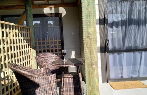 Manapouri Apartment | Modern unit 2 minute nature path to the lake