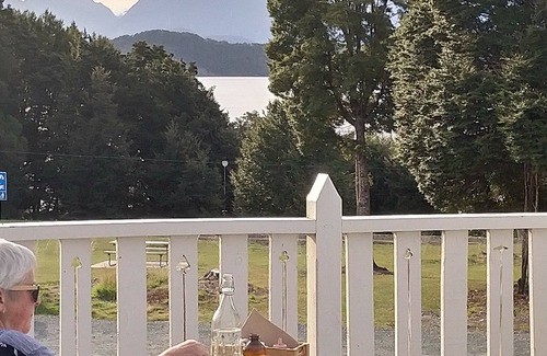 Manapouri Apartment | Modern unit 2 minute nature path to the lake