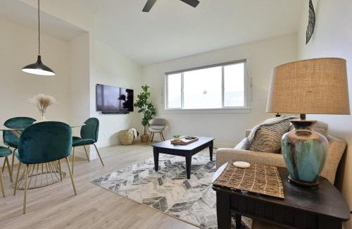 Grant House | Modern Upstairs Loft - Newly Renovated!