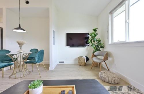 Grant House | Modern Upstairs Loft - Newly Renovated!