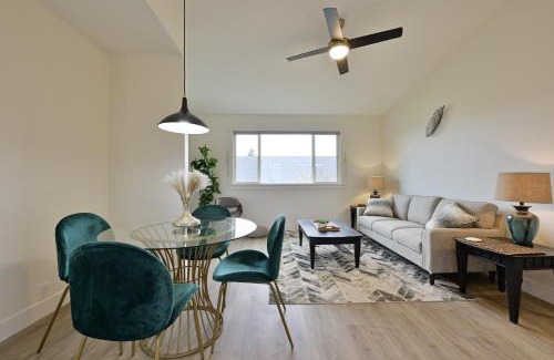 Grant House | Modern Upstairs Loft - Newly Renovated!