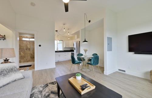 Grant House | Modern Upstairs Loft - Newly Renovated!