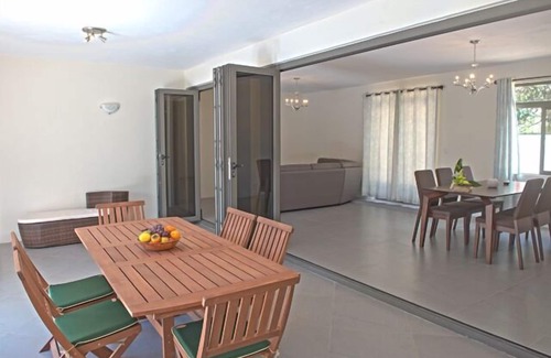 Cap Malheureux Villa | Modern villa 4 bedrooms with en-suite bathrooms pool BBQ beach amenities nearby