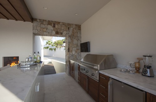 Buzzards Villa | Modern Villa Cabo - Maid, Beach Club, Lap Pool, Gym, AC