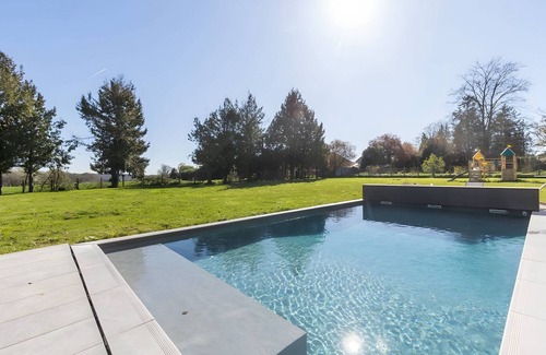 Yvre-l'Eveque Villa | Modern Villa for 10 with Private Pool
