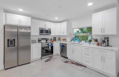 Pembroke Pines Villa | Modern Villa w/Heated Pool & Spa
