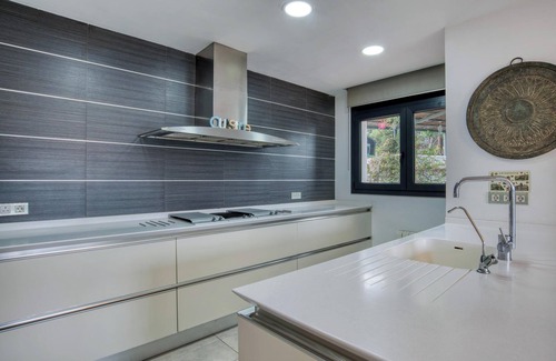 Sant Pol De Mar Villa | Modern Villa with Ocean views, Infinity Pool, Garden & Wi-Fi