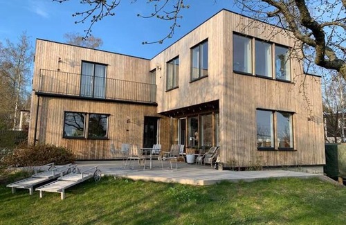 Viggbyholm Villa | Modern villa with generous open spaces and fantastic lakeside location