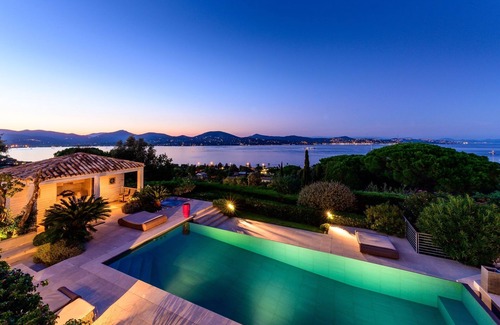 Cote d'Azur- French Riviera Villa | Modern villa with infinity pool & view of the bay of St Tropez