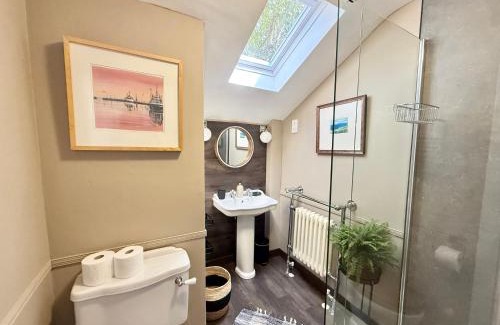 New Town Apartment | Modern Vintage Bliss near Calton Hill