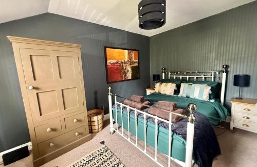 New Town Apartment | Modern Vintage Bliss near Calton Hill