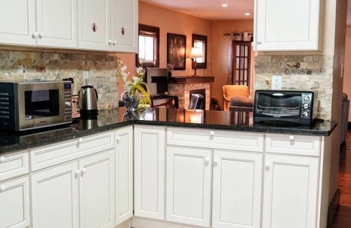 Niagara Falls House | Modern Vintage 🍁 Spacious Home w/Netflix mins to Clifton Hill, Falls & Casino