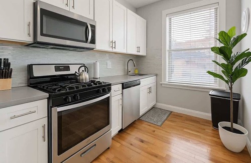 Boystown Apartment | Modern & Well-Located 1BR Apt