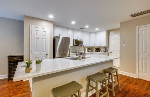 Alden Bridge House | Modern Woodlands Townhome w/Spacious Yard & Patio