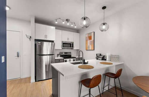 Downtown Minneapolis Apartment | Modern Work-Friendly Stay | Gym, Parking, Wi-Fi, Pet Friendly