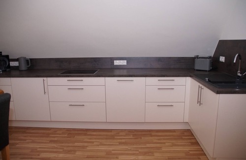 Nußdorf Apartment | Moderne Ferienwohnung, nah am Pfälzer Wald, Umgeben von Weinbergen