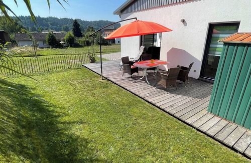Regenstauf Apartment | Moderne Ferienwohnung Ruhige Lage mit Sonnenterrasse in Flussnähe im Regental