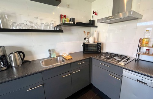 Egmond aan den Hoef Apartment | Moderne Studio aan de Kust: Winkels, Duinen & Zee op Loopafstand