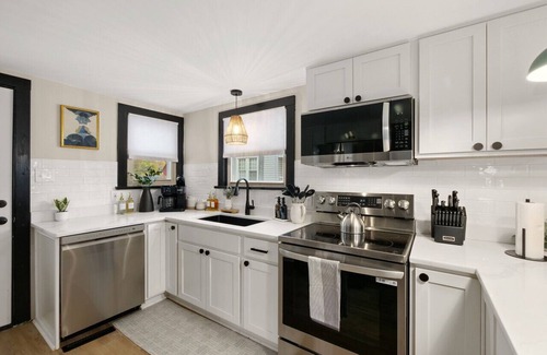 Medina House | Modernized Historical Home in Downtown Medina w/Hot Tub