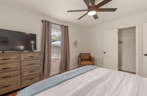 Turner Park House | ModernNest-KS Bed and Fire Pit