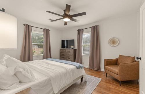 Turner Park House | ModernNest-KS Bed and Fire Pit