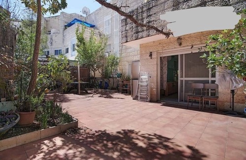 Modiin House | Modiin, Israel Large house with garden