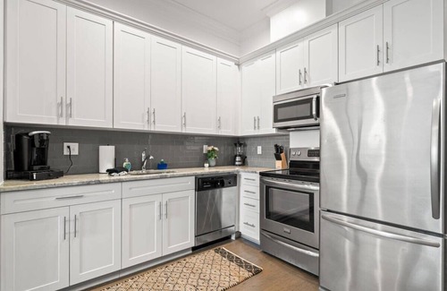 Historic Ybor Apartment | Mojito Manor | Luxe Studio On 7th Ave w/Balcony