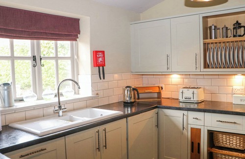 East Woodyates Cottage | MOLES COTTAGE, pet friendly, with open fire in Sixpenny Handley