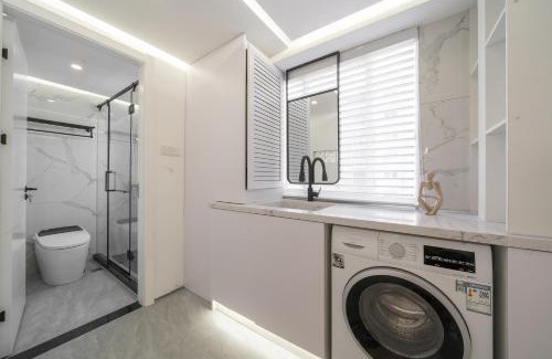 Downtown Shanghai Apartment | Molly Homestay - Nanjing East Road the Bund 3-Bedroom with Elevator Apartment