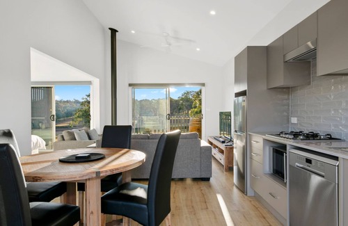 Lovedale Apartment | Molly Morgan Vineyard Villa Chardonnay. A Romantic Getaway for Two