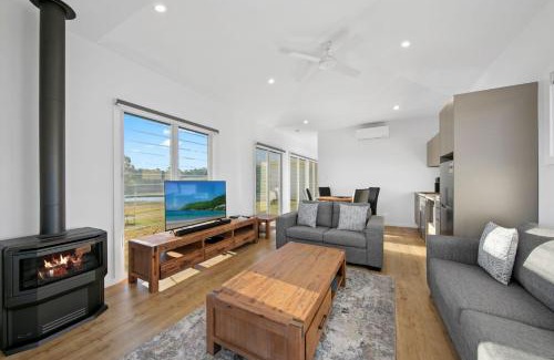 Lovedale House | Molly Morgan Vineyard Lovedale Breakaway Villas . Sleeps Up to 6