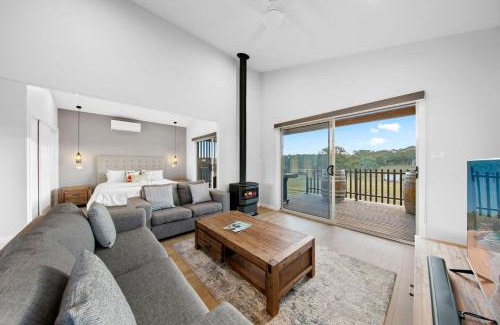 Lovedale House | Molly Morgan Vineyard Lovedale Breakaway Villas . Sleeps Up to 6
