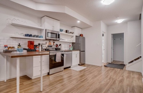 Jasper Place Apartment | Molly - Perfectly located, 5 Min to W Edm Mall!