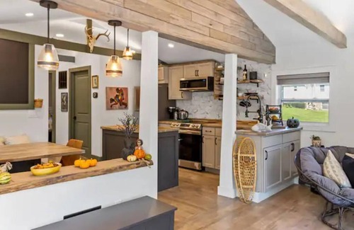Monroe House | Mombasha Lake House