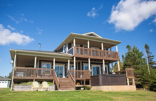 Terra Nova House | Moments Cottage | Waterfront Spa