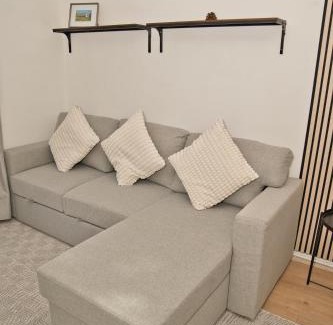 Swiss Cottage Apartment | Moments Made Here, Peaceful 4-Bedroom Swiss Cottage, Sleeps 10, Free WiFi