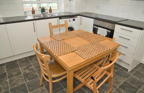 Swiss Cottage Apartment | Moments Made Here, Peaceful 4-Bedroom Swiss Cottage, Sleeps 10, Free WiFi