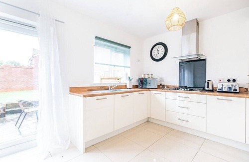 Newport House | Mon Bank House* Sleeps 6*Parking*Contractors*Groups
