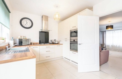 Newport House | Mon Bank House* Sleeps 6*Parking*Contractors*Groups