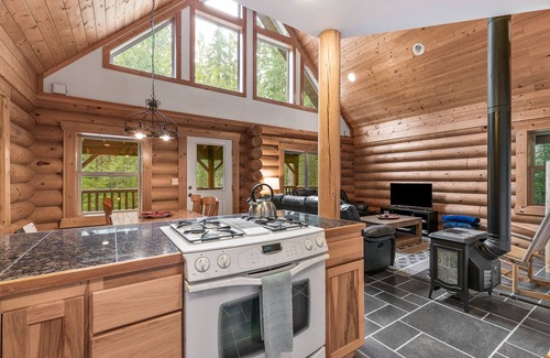 Skykomish Cabin | Money Creek Haven- peaceful and private pet friendly forest retreat w/hot tub!