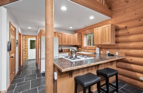 Skykomish Cabin | Money Creek Haven- peaceful and private pet friendly forest retreat w/hot tub!
