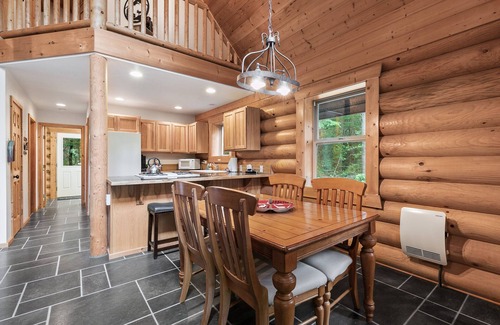 Skykomish Cabin | Money Creek Haven- peaceful and private pet friendly forest retreat w/hot tub!