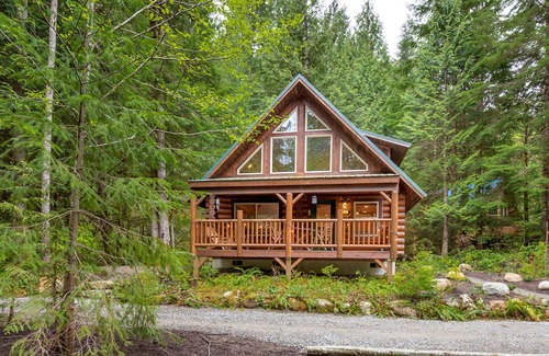 Skykomish Cabin | Money Creek Haven- peaceful and private pet friendly forest retreat w/hot tub!
