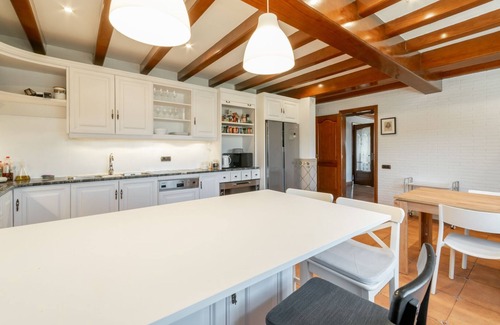 Vallromanes Ski Chalet | Montaña y Playa 30' de Barcelona, 5 Habitaciones/8 Baños, Piscina, Apto Mascotas