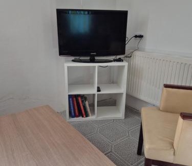 Deutschhof Apartment | Montage Wohnung zum Walnussbaum Deutschhof
