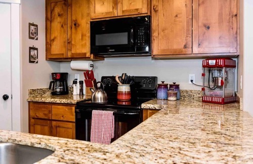 Bluffdale House | Montague Manor" W&D, Hot Tub, Queen Beds, Sleeps6
