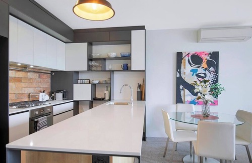 West End Apartment | Montague Metropolitan Brisbane Cityscape Oasis